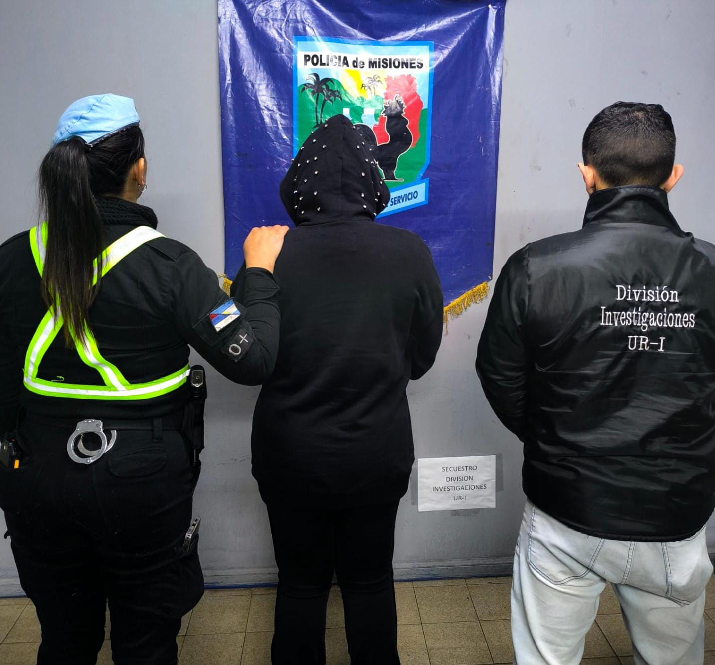 Detuvieron a una mujer en Posadas por estafar con un collar falso tras una cirugía estética